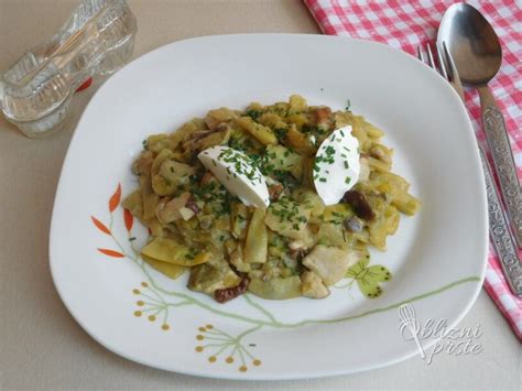 priprava rezancev z jurčki in smetano