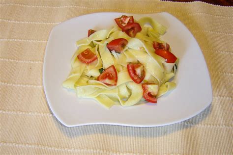 rezanci s pršutom in parmezanom