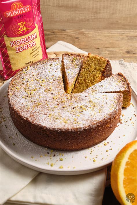 torta iz koruznega zdroba z mandlji in pomarančo