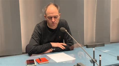 Guy De Launey med moderiranjem dogodka