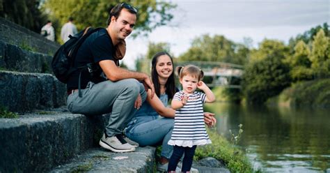 mlada družina uživa v skledi paradižnikove juhe