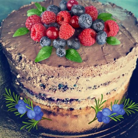 Ilustracija ali fotografija torte Lijena žena, ki poudarja njeno kremasto teksturo in okras z gozdnimi sadeži.