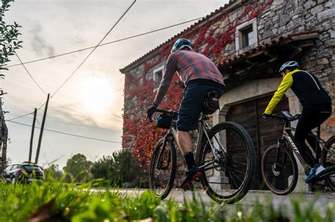 Tematska fotografija kolesarjenja po Krasu