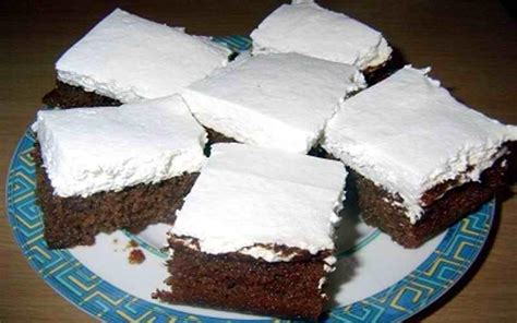 Biskvit za turški mokri kolač, ki ga prebadamo z zobotrebcem pred polivanjem s prelivom.