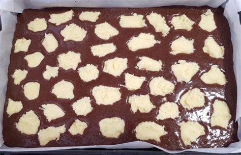 Priprava kokosovih “žličnikov” za vstavljanje v kakavovo maso.