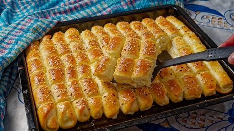 Sloji črno-belega peciva s kokosom, pripravljenega za postrežbo.