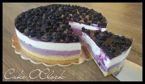 plastovita borovničeva torta brez peke, okrašena s sadjem in cvetjem
