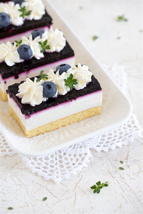 grafični prikaz plasti borovničeve torte z vaniljevim cremeuxom in glazuro