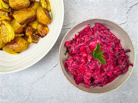 Priprava krompirjeve solate z rdečo peso: sestavine narezane na kocke