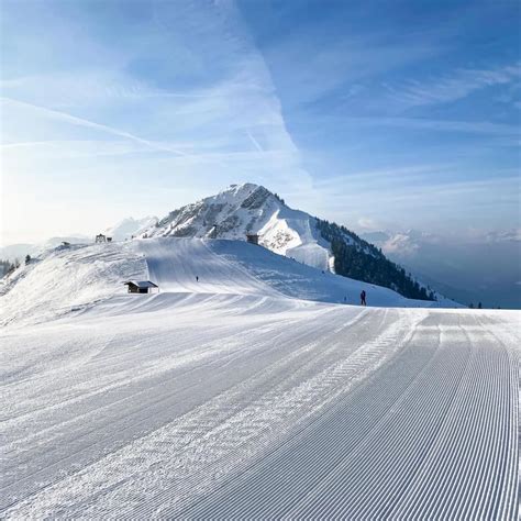 Panoramski posnetek slovenskega smučišča s smučarji