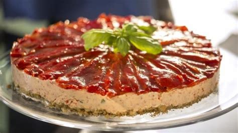 fotografija slane torte s pečenimi paprikami, narezane na kose