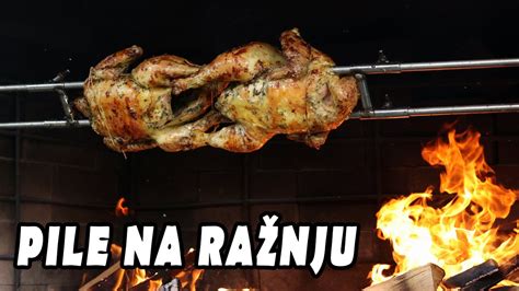 Tematska fotografija pečenega jagenjčka na ražnju