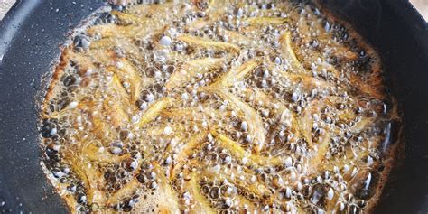 Prikaz cvrtja churrosov v vročem olju