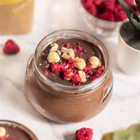 Veganski čokoladni puding v kozarcu, posut z oreščki