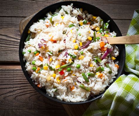 različne jedi iz riža, ki prikazujejo njegovo vsestranskost