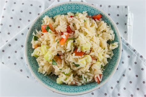 pisana riževa solata s svežo zelenjavo