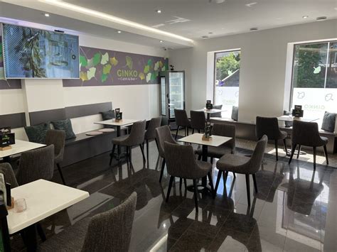 Fotografija notranjosti pizzerije in zunanjega vrta