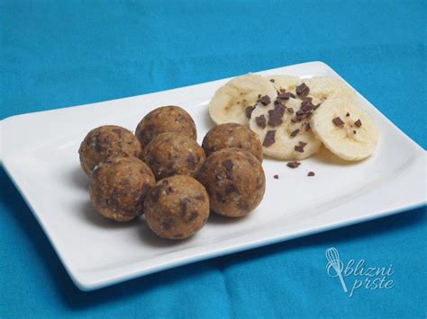 Tematska fotografija - ovsene bananine kroglice na krožniku s skodelico kave