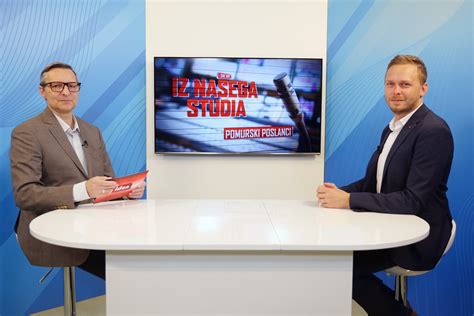 Fotografija: Minister Aleksander Jevšek, poslanec Damijan Zrim in župan Damjan Anželj delijo rdeče nageljne ženskam v Murski Soboti.