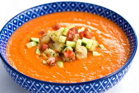 Fotografija servirane gazpacho juhe