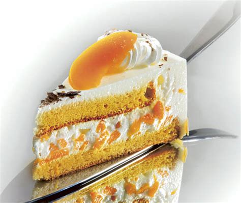 Tematska fotografija obrnjene breskove torte s svežim sadjem