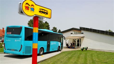 Skica ali fotografija postopka rezanja pravokotnega biskvita za torto šolski avtobus