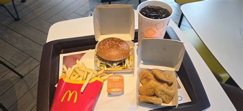 Primerjava ameriškega in britanskega McDonald's krompirčka, poudarjajoč razlike v sestavinah