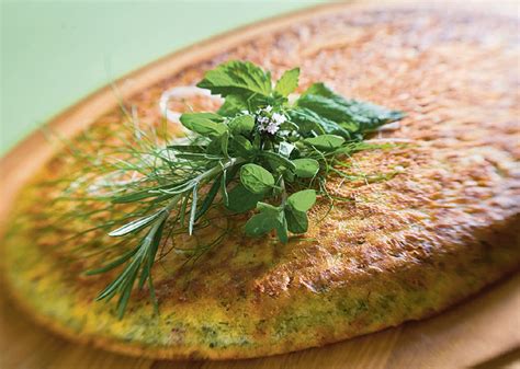 Blizu posnetek zrezka, ki se peče na vročem kamnu z zelišči in začimbami