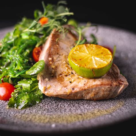 Steak iz žrebičkovega hrbta s tartufi in rukolo
