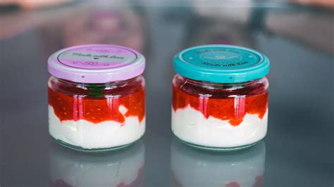 elegantna panna cotta s sadnim prelivom v steklenem kozarcu