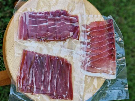 Priprava in sušenje kraškega pršuta v tradicionalni sušilnici