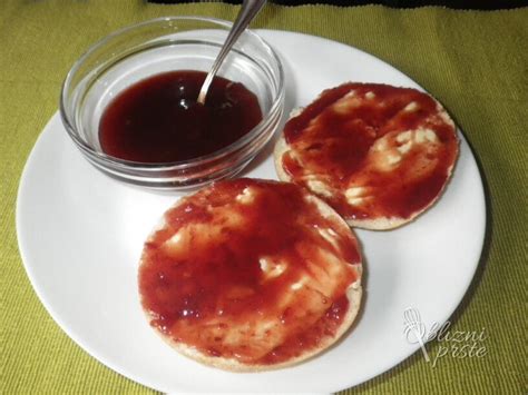 fotografija polnih kozarcev marmelade