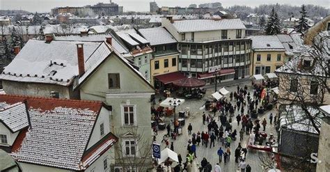 Panoramska fotografija starega mestnega jedra Radovljice s Linhartovim trgom