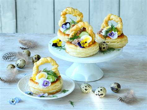 Tematska fotografija velikonočne slane torte s šunko, sirom in jajci