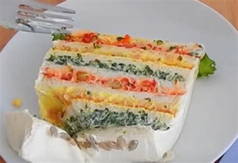 Prikaz slojev slane torte z listnatim testom in špinačnim nadevom