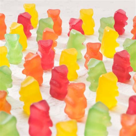 tematska fotografija: različni živinski izdelki z želatino (gumijasti bonboni, jogurt, sladice)