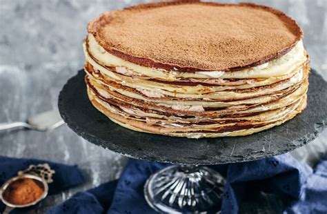ilustracija: palačinka torta s tiramisu okusom, prelivanjem kreme in posipanjem kakava
