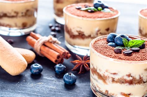 tematska fotografija: različne verzije tiramisuja v kozarcih in kot torte