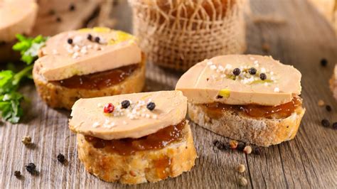 Fotografija terine foie gras na kruhu
