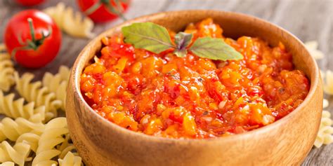 Prikaz drobno narezane čebule, ki se počasi praži