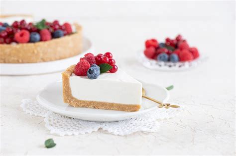 Fotografija limoninega kolača z rikoto in jagodičjem