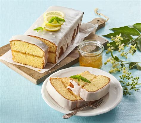 Fotografija limoninega kolača z bezgovim sirupom