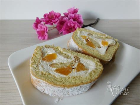 Fotografija miniaturnih jabolčnih pitk z mascarpone kremo