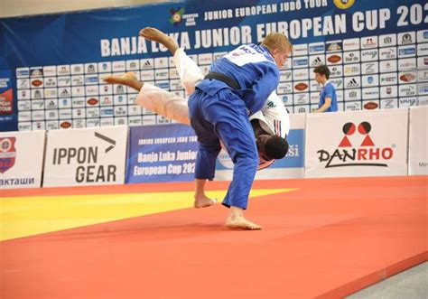 Arhivska fotografija judoista med treningom na tatamiju