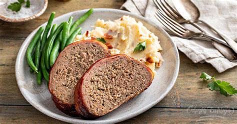 Ilustracija kuhanja mletega mesa s čebulo in korenjem