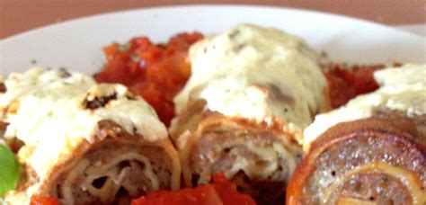 Palačinke z mletim mesom, zvite v rolice in zložene v pekač