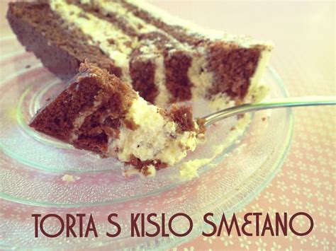 fotografija krhke torte s kislo smetano