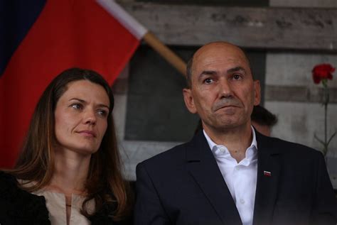 zaskrbljen obraz, simbolizira kritiko