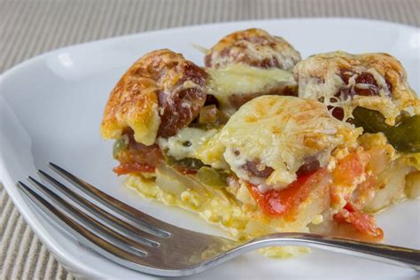 Narastek s kislim zeljem, slanino in krompirjem, pečen v pečici