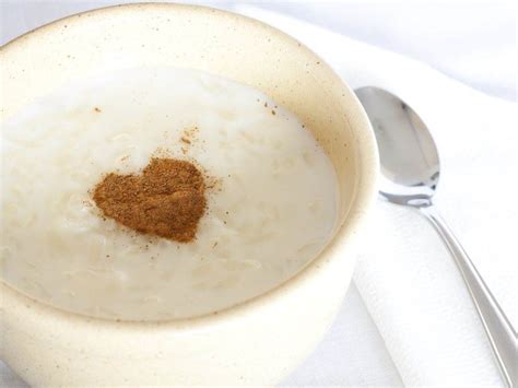 Fotografija kuhanega mlečnega riža s cimetom v keramični posodi